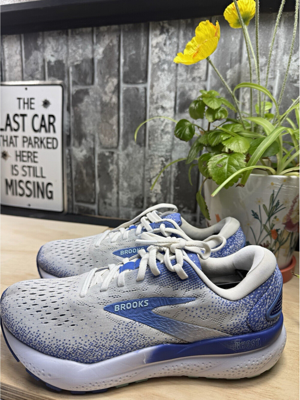 Brooks Ghost 16 Women’s White/Amparo Blue Low Top Lace-Up Mesh Sneakers